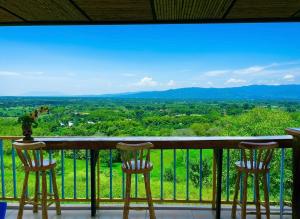 a balcony with two chairs and a bar with a view at Hotel La Casona Quindío Eje Cafetero in Montenegro