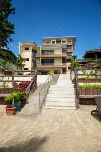 eine Treppe, die zu einem Gebäude am Strand führt in der Unterkunft Palmbeach Resort & Spa Mactan, Cebu in Mactan