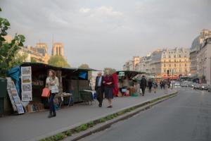 Un gruppo di persone che camminano per strada con dei camion di cibo di Le Vintage a Parigi