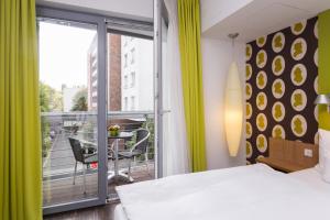 Postel nebo postele na pokoji v ubytování Grimm's Berlin Mitte