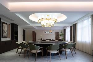 a dining room with a table and chairs at Wuzhen FortuneCourt Hotel in Jiaxing