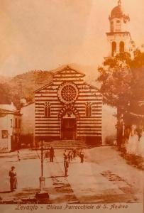 een oude foto van een kerk met mensen buiten bij Appartamenti Sant Andrea in Levanto