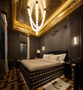 a bedroom with a large bed with a gold ceiling at Hui-TEXACO in Gulang Yu