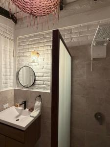 a bathroom with a sink and a mirror at Cardedeu Residence Cangrejera in La Libertad
