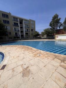 an empty swimming pool in front of a building at Ruby Suites I Apto en Valledupar I Lujo y Confort I Aire en todas las habitaciones in Valledupar