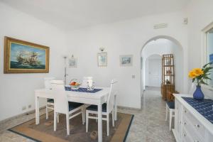 a white dining room with a white table and chairs at Villa Cerrinho by Gabi Miguel in Albufeira