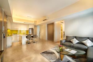 吉隆坡的住宿－吉隆坡服務式套房簽名酒店，客厅配有沙发和桌子