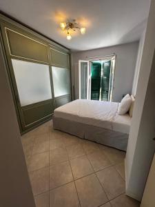 a bedroom with a bed and a window at Appartamento con giardino Coppo Sirolo in Sirolo
