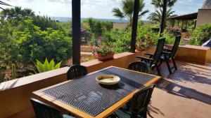 un tavolo e sedie su un patio con vista sull'oceano di Cornino Relax a Custonaci