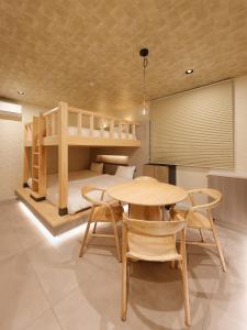 a room with a table and a bunk bed at HAKORU Tokyo 八炬ル in Tokyo