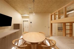 a room with a table and a bunk bed at HAKORU Tokyo 八炬ル in Tokyo
