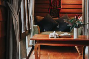 a living room with a coffee table and a couch at Baan Mon Muan in Mon Jam