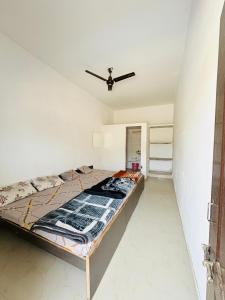 a bedroom with a bed and a ceiling fan at Shivraj guest house in Ābu Road