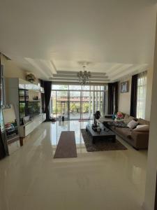 a large living room with a couch and a table at Dans den in Pai