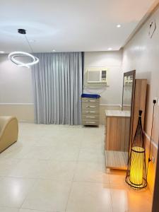 an empty room with a kitchen and a living room at Manazil Al Joud -AlSafa منازل الجود - الصفا in Jeddah