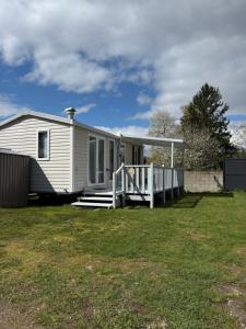 a white house with a porch and a fence at Le G9 - Bungalow lumineux pour 4 avec TV in Boofzheim +12 photos