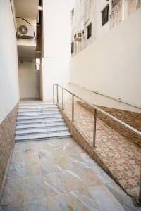 an empty hallway with stairs in a building at Manazil Al Joud -AlSafa منازل الجود - الصفا in Jeddah