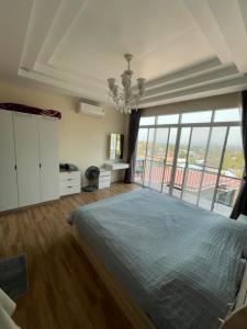 a bedroom with a large bed with a large window at Dans den in Pai