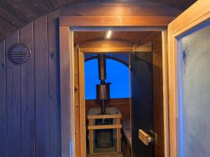 a small room with a door and a window at Synnfjell hytta in Nord Torpa