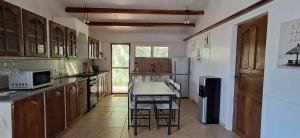 eine Küche mit einem Tisch und einigen Stühlen in der Unterkunft Jean Homestay in Siquijor