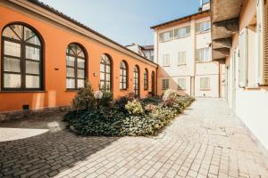 an alley in front of an orange building at Bigattera Apartments in Varese
