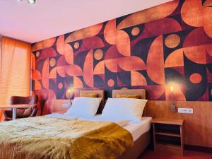 ein Schlafzimmer mit einem Bett und einem großen Gemälde an der Wand in der Unterkunft Hotel-von-Heyden in Tegernheim