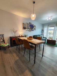 a living room with a table and chairs at Piso en el centro de Viveiro in Viveiro