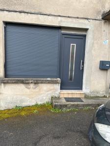 a blue door on the side of a building at T1 studio in Farschviller