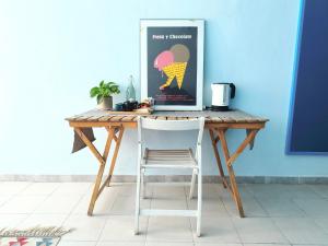 a wooden desk with a picture of a woman at Banchi Centrale in Riomaggiore