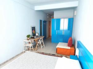 a room with a bed and a desk and a table at Banchi Centrale in Riomaggiore