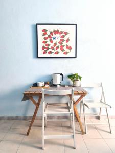 a table and chairs with a painting on the wall at Banchi Centrale in Riomaggiore