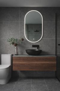 a bathroom with a sink and a mirror at Voltage Lodge Collie in Collie