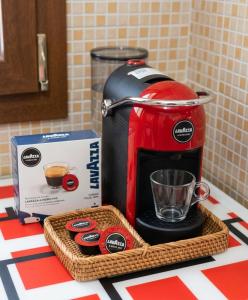 a coffee maker and a box on a counter at INTERNO 13 Apartament in Spinazzola