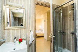 A bathroom at Polyxenia Suites
