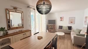 a living room with a table and a mirror at Appartement golf saumane Celomidie in Saumane-de-Vaucluse +18 photos