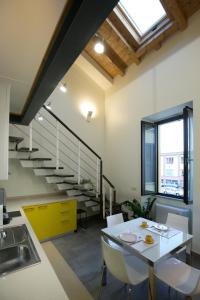 A seating area at VERSOVERDE HOTEL Alzaia Naviglio Grande