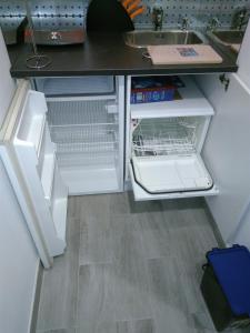 lodówka z otwartymi drzwiami w kuchni w obiekcie Apartament Salezego w Warszawie