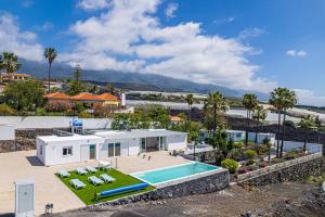 an aerial view of a house with a swimming pool at Villa Las Norias in Tazacorte