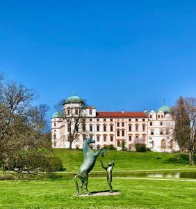 a statue of two cats in front of a building at Baroque Palais Timber House Celle in Celle