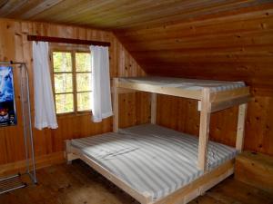 a bedroom with a bunk bed in a log cabin at Leislinghütte in Bad Goisern