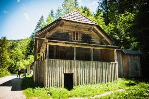 an old wooden barn sitting on the side of a road at Leislinghütte in Bad Goisern