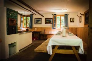 a kitchen with a table with a white table cloth at Leislinghütte in Bad Goisern