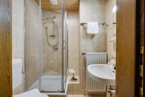 Koupelna v ubytování Hotel Himmelreich + 37 fotografií