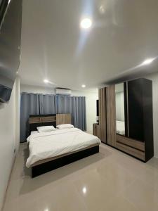 a bedroom with a bed and a large mirror at The Sweet Escape in Ban Kathu (1)