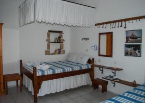 sypialnia z dwoma łóżkami i lustrem w obiekcie PATMOS Mathios Studios- apartments w mieście Patmos +37 zdjęć