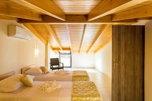 Ένα ή περισσότερα κρεβάτια σε δωμάτιο στο Polyxenia Suites