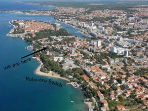 z powietrza widok na plażę i miasto w obiekcie Apartments & Rooms Kolovare Beach 3, Zadar w mieście Zadar