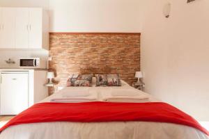 Postel nebo postele na pokoji v ubytování Apartamentos Gadi Corral Siglo XVI