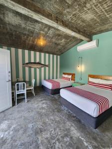 Llit o llits en una habitació de Mas Basico Hotel