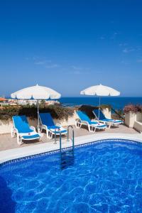 Bazén v ubytování Apartamentos Bahia Playa nebo v jeho okolí